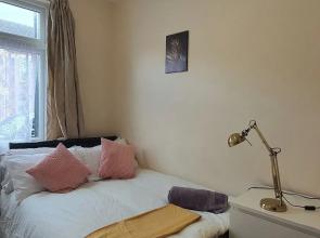 Room in Guest Room - Nice Large Room in Coventry