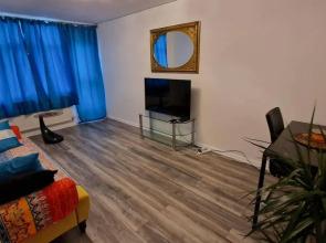 1 Bed Flat Sleeps 2 With Free Parking & Patio