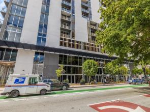 Cozy Downtown Pad- Luxe Rooftop Pool gym and More