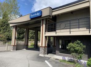 Travelodge by Wyndham Vancouver Lions Gate
