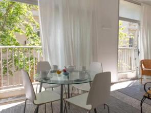 GRAND APPARTEMENT LUMINEUX POUR 2 à 4 PERSONNES A AVIGNON INTRA-MUROS WiFI GRATUIT