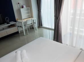 Studio Modern Tamansari The Hive Cawang by Travelio