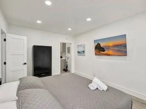 Studio off Las Olas- Steps to the Beach