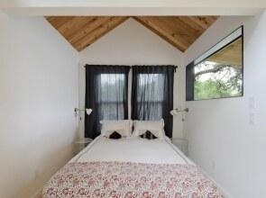1BR SoCo Treehouse Studio by RedAwning