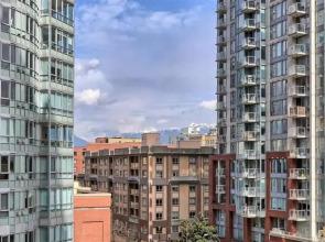 Lovely one-bedroom apartment with swiming pool, hot-tube and gym in central location