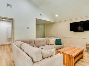 4 Mi to Texas A&m: Home w/ Large Yard!