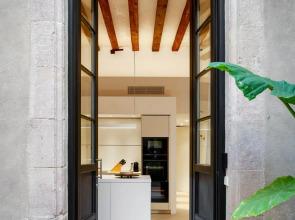 Outstanding apartment with 3 bedrooms and 3 bathrooms, two of them en suite suite + 2 lovely patios.