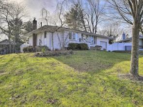 Quiet Commack Cottage w/ Pool, 8 Mi to Beach!