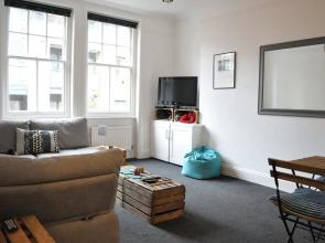 Bright 1 Bedroom Apartment in Great Location