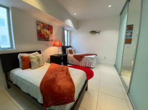 2Bedroom 2Bath with Private Rooftop&Jacuzzi,1block from beach