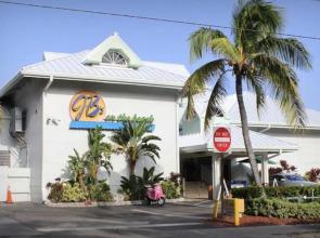 Lux 3 bedroom townhouse 1 block from the beach