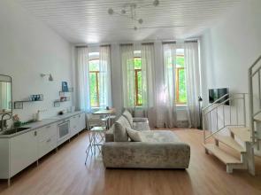 Novye S Vysokimi Oknami Na Peshekhodnoy Ulitse Apartments