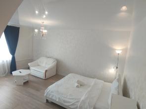 V Tsentre. Svetlaya. Teplaya. Novaya. Beloye Postelnoye. Myagkie Polotentsa Flat