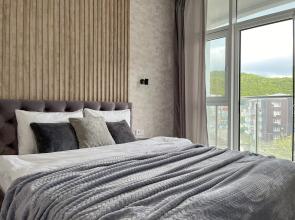 Dizaynerskaya Chetyrekhmestnaya S Balkonom Flat