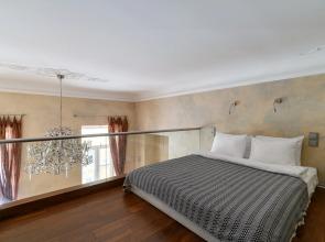 Dvukhurovnevaya, Dizaynerskaya S Parkovkoy I Sovremennym Remontom Flat