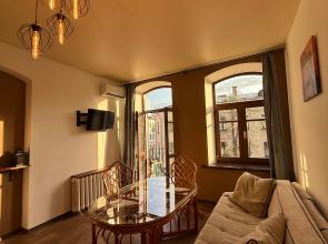 Atmosfernaya v Tsentre s Balkonom Flat