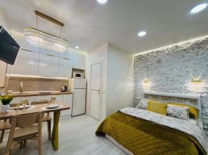 Stilnaya Studiya V Tsentre Kurortnoy Zony Ryadom S Tsvetnikom Flat