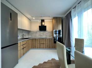 Shikarnaya Trekhkomnatnaya Flat