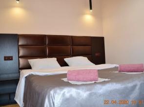 Ryadom s Galereey Ayvazovskogo Flat