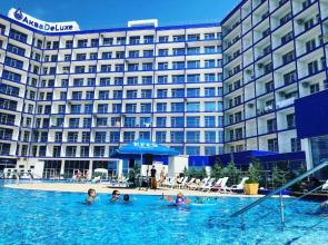 Aquadeluxe apartment with city view