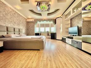 Trekhkomnatnye Na Mira U Trk Stolitsa Apartments