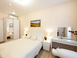 Belyij Begemot U Petropavlovki Apartments