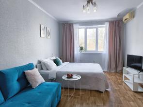 Prostornaya dvukhkomnatnaya ryadom s biznes tsentrom Plaza Flat