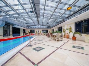 Roskoshnaya Kvartira Klassika s Vidom na Park Apartments