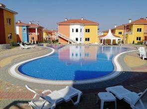 Uyutnye U Morya S Basseynom Apartments