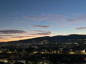Uyutnaya s panoramnym vidom na gorod u morya Flat