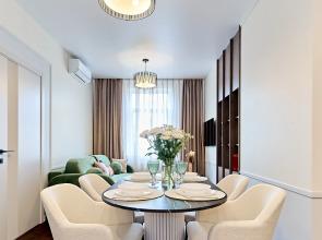 Kritik Otdykhaet Na Ploschadi Iskusstv Flat