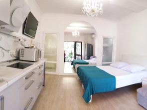 Bely Lyuks V Tsentre Yalty Apartments