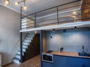 Sovremennaya dvukhurovnevaya studiya Flat