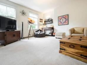 Stylish 2 Bed Sleeps 4 Apartments