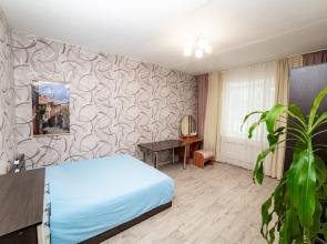 CHetyrekhkomnatnye na Entuziastov 3 Apartments