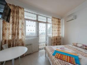 Dvuhmestnaya standart s dvuspal'noj krovat'yu i balkonom M1 Flat