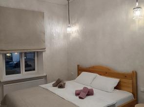 S Dvumya Spalnyami I Prostornoy Gostinoy Naprotiv Parka Tsvetnik V Top Lokatsii Flat