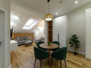 Akvarel Lyuks S Mansardnym Oknom Flat