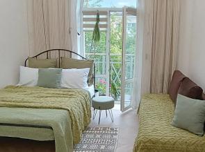 Tsentr Stalinka s Balkonom Flat