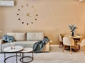 Akvadelyuks S Basseynom U Morya Apartments