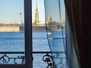 S Balkonom, Vid na Nevy i Petropavlovskyu Krepost' Flat