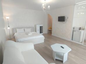 U Glavnoy Ploschadi Pobedy Flat