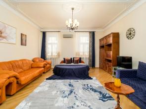 3 Bedroom apartment near Kazan Cathedral 10 guests