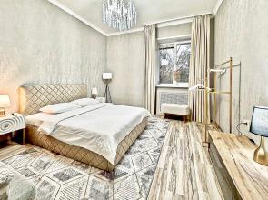 Belaya Trekhkomnatnaya Kvartira u Vokzala Apartments