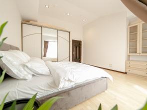 Chetyryokhkomnatnaya Elitnaya Vip-Kvartira V Tsentre Apartments