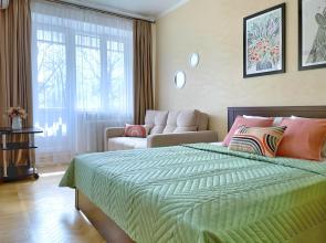 Uyutnaya na Brodvee s balkonom Flat