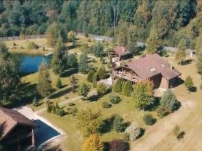 S Klyovoy Rybalkoy V Svoyom Prudu, Okolo Reki Guest House