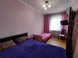 Trekhkomnatnaya Ryadom s Plyazhem i Parkom Flat