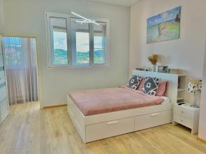 Ploshchadyu 77 kv.m v Samom Centre Goroda v Novom Dome na Karla Marksa 5 Flat