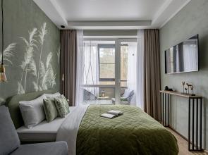 Yutno Kolosiya s Kacheliyu na Balkone i Vidom na Sosnyi v Zelenogorske Flat